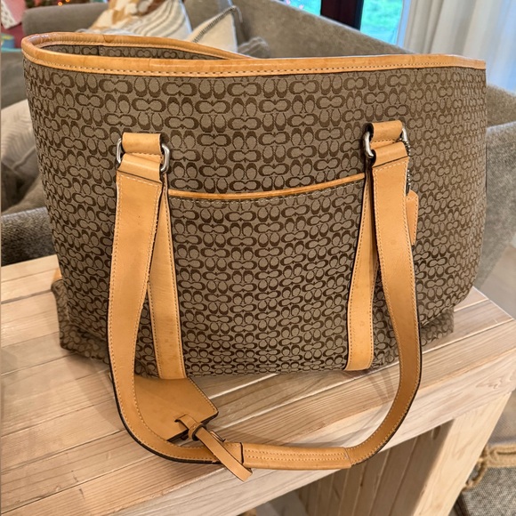 Coach duffle with zipper and interior pockets. - Picture 11 of 12